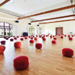 Großer Seminarraum auf Gut Helmeringen mit Holzboden und Sitzkissen