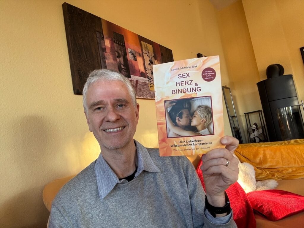 Saleem Matthias Riek mit seinem aktuellen Buch "Sex, Herz und Bindung" in der Hand
